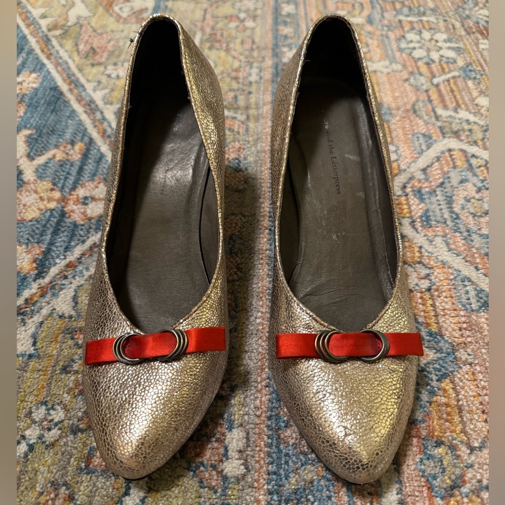 Pilcro and the Letterpress Gold Heels with Red Bow Detail, 7.5 M